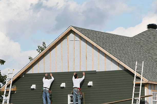 Professional Siding Installation technician working in Hamilton, TX